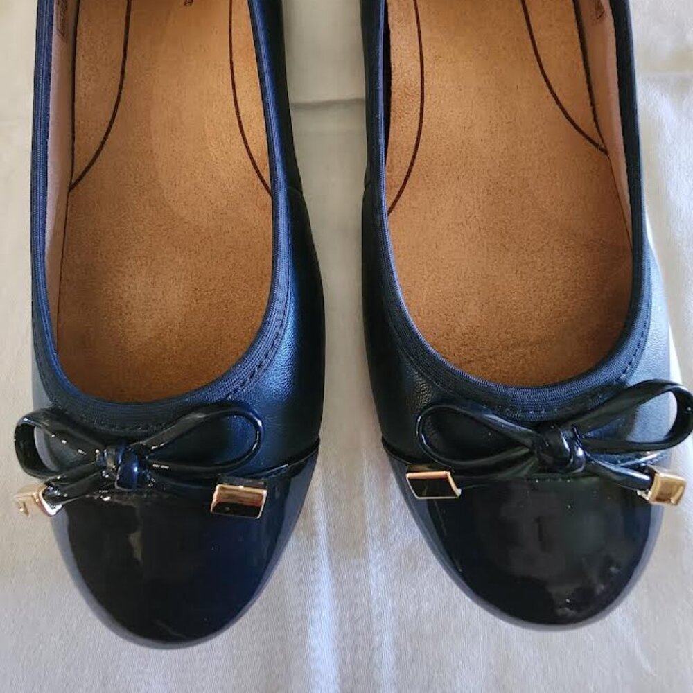 LIKE NEW! VIONIC SIZE 8M  NAVY BLUE  MINNA LEATHER W/TOE CAP & BOW
